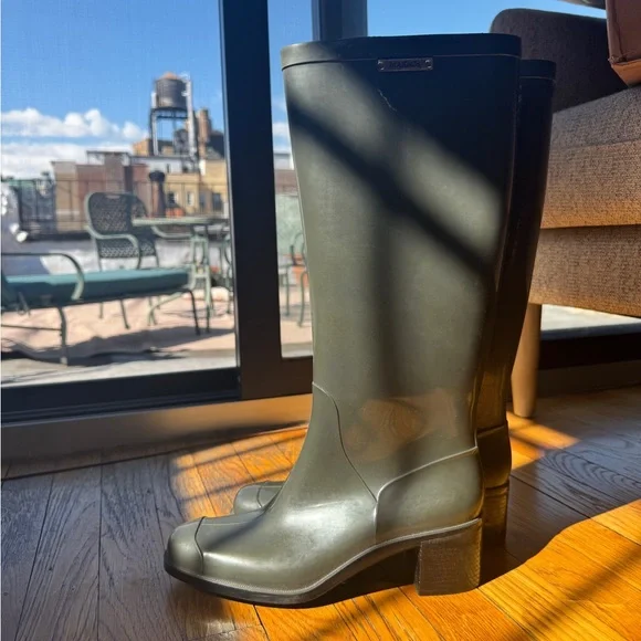 Cutest rain boots ever - Picture 2 of 5